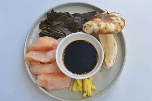 新鲜松茸鸡肉海带焖饭的做法步骤
