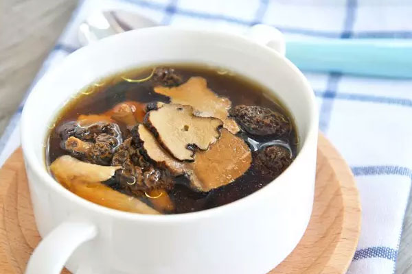 黑松露羊肚菌炖龙骨汤做法