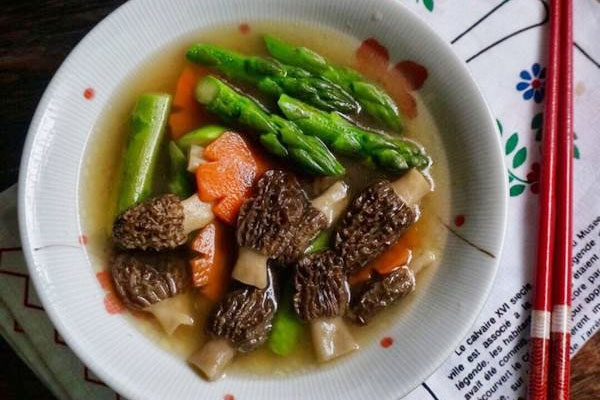 羊肚菌芦笋清汤的做法