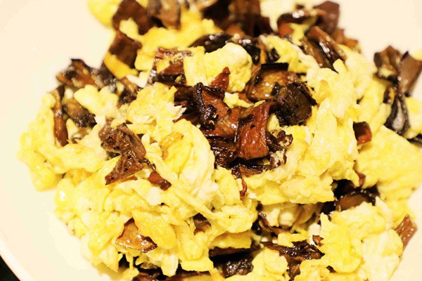 黑牛肝菌可以炒鸡蛋吗，牛肝菌炒鸡蛋的做法