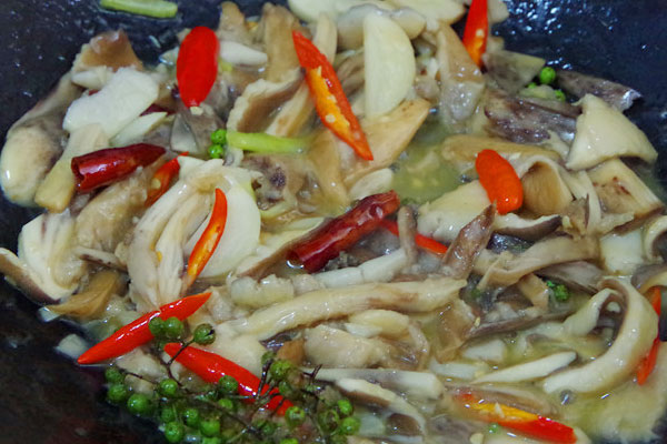 干辣椒炒鸡枞菌的食用禁忌