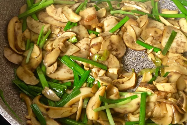 牛肝菌炒韭菜的营养价值与功效作用