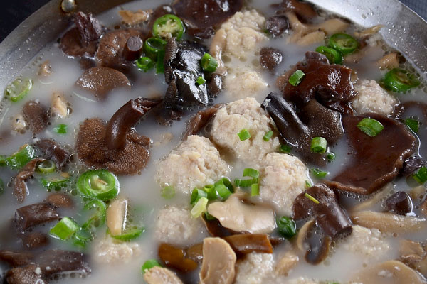 红乳牛肝菌肉丸汤的做法，冷水下锅还是沸水下锅好