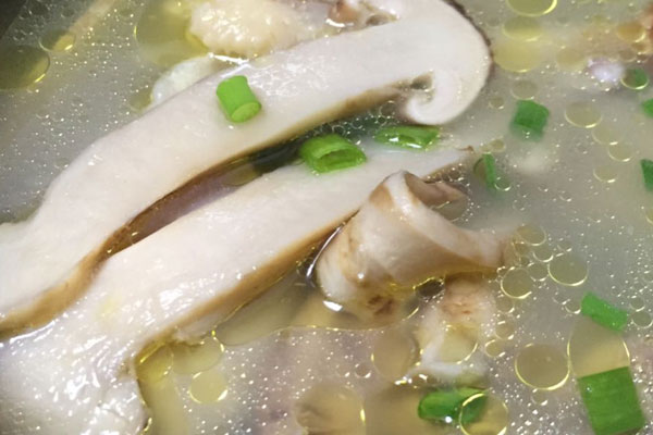 煮松茸汤是冷水下锅吗