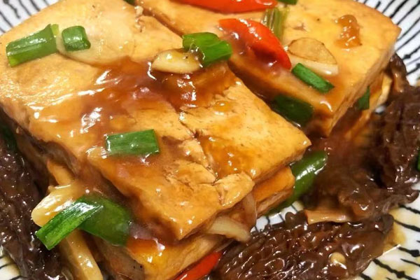 羊肚菌辣椒焖豆腐的做法