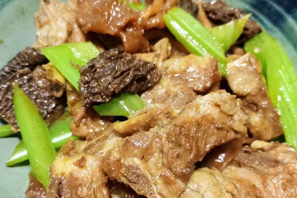 羊肚菌芹菜焖排骨怎么做好吃